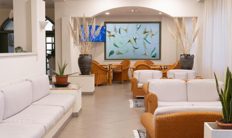 Elegante salotto con mobili in rattan e decorazioni naturali, atmosfera accogliente.